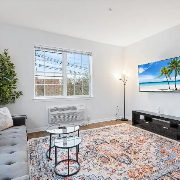 Modern 2BR 2BA Condo Sleeps 8 with Gym Laundry 20 Min to NYC，位于泽西市的酒店