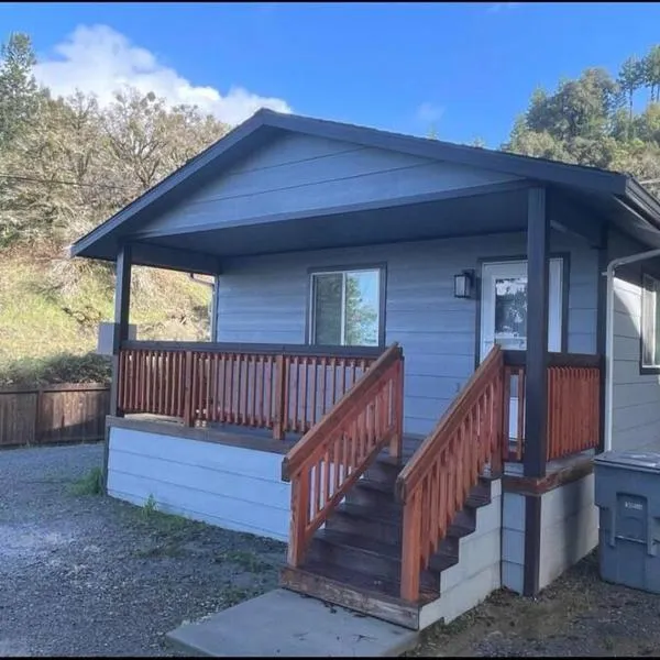 New, Fun-Size Benbow House!，位于加伯维尔的酒店