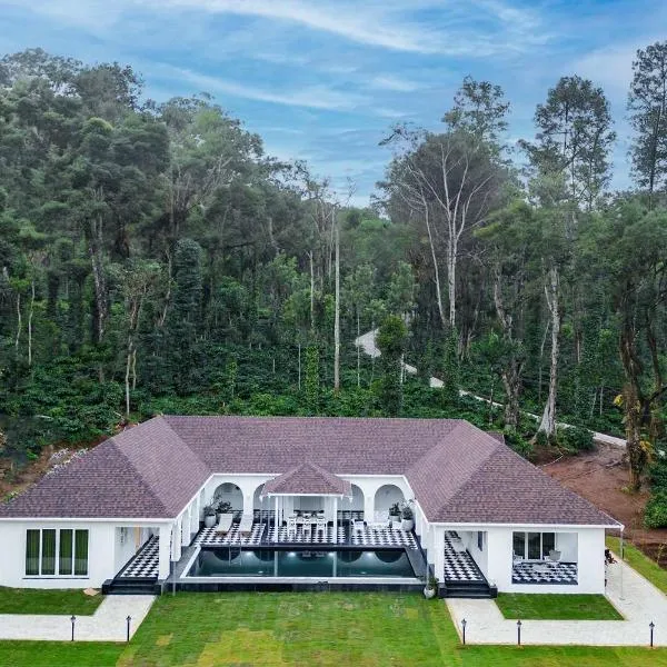 Stayvista at Mudra Manor 4BR - Coffee Estate Comp Breakfast Big Heated Pool，位于马迪凯里的酒店