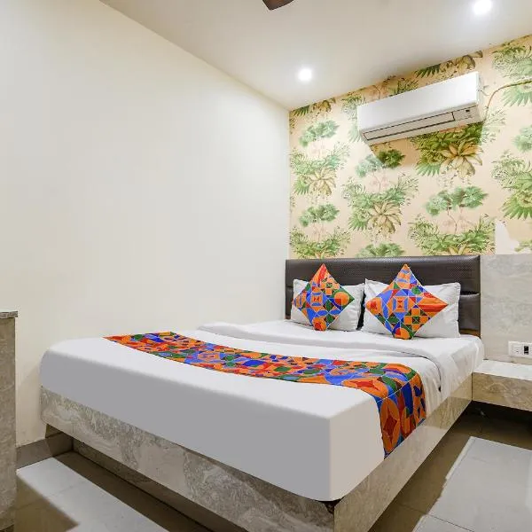 FabHotel Shivam Palace- Near Mahakal Mandir，位于乌贾因的酒店