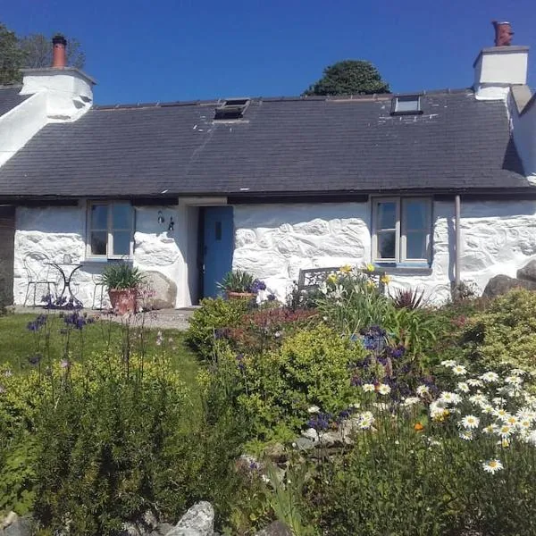 Traditional stone cottage with sea views in Snowdonia National Park，位于Chwilog的酒店