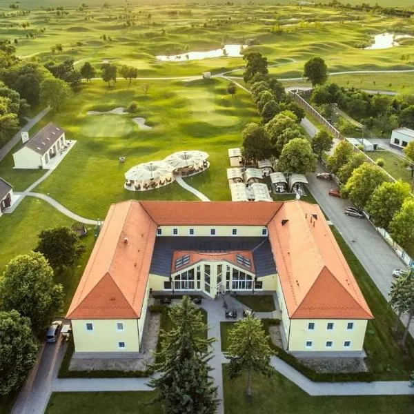 Klaudia's Hotel & Restaurant at Golf Resort, Bač Šamorín，位于Kvetoslavov的酒店