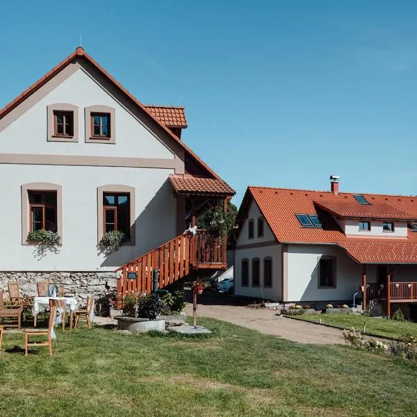 U nás ve Lhotě - nově i horký sud s jacuzzi，位于Borotín的酒店