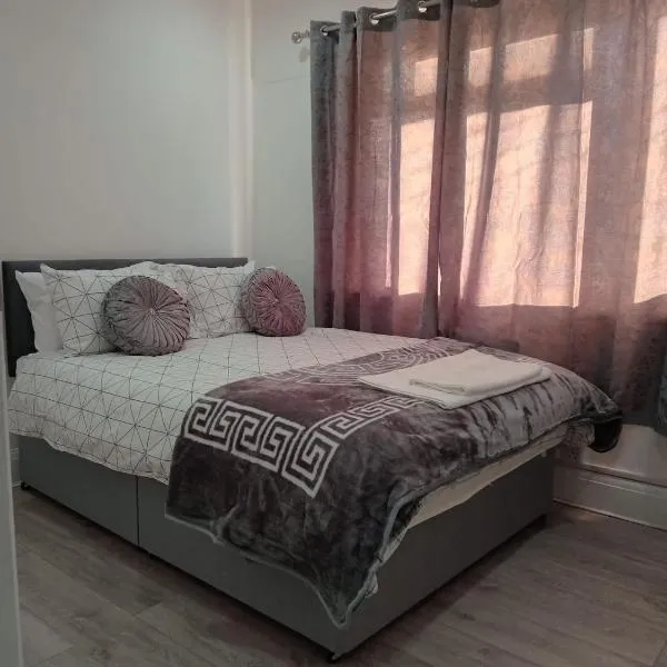 Good priced double bed rooms in harrow with shared bathrooms，位于Hatch End的酒店