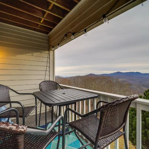 Cozy Condo w/ Balcony & Views in Beech Mountain!，位于榉木山的酒店