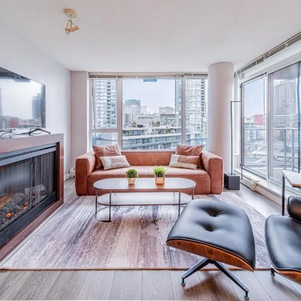 Amazing Views ! Leather Furniture ! Cozy Condo!，位于温哥华的酒店