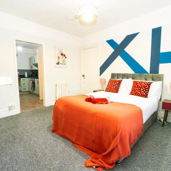 Bright Medway studio flat opposite Chatham station，位于查塔姆的酒店