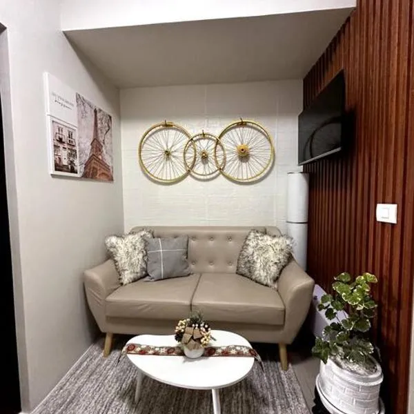 New & Spacious Unit in QC w/ Wifi & Netflix，位于马尼拉的酒店