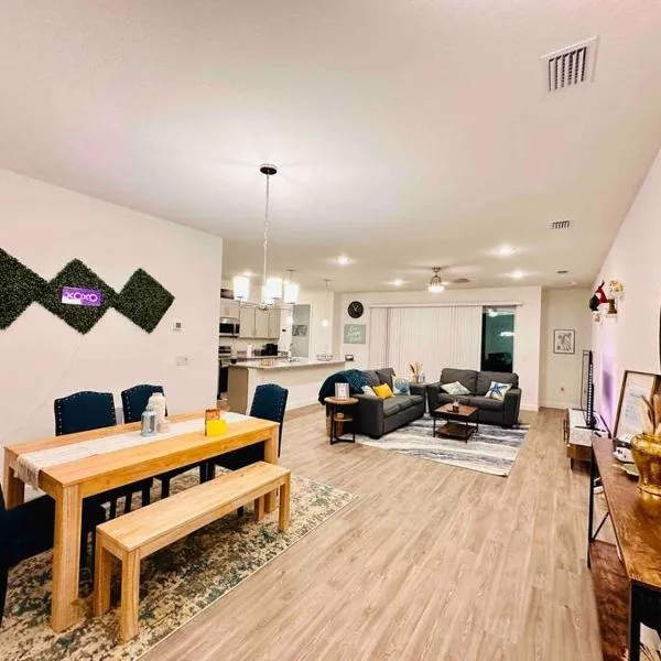 Luxury King Suite, 3BR 2BA, Beach Vibe, Top-Tier Amenities, Prime location，位于棕榈海岸的酒店