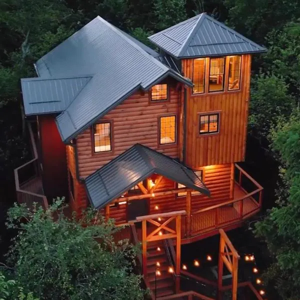 Skyview Treehouse by Amish Country Lodging，位于Dundee的酒店