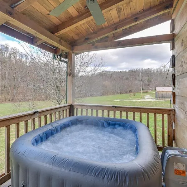 Pet-Friendly Cabin with Hot Tub in Daniel Boone NF，位于Rogers的酒店