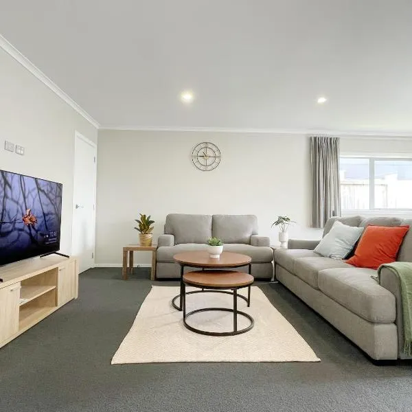 Modern and Comfortable Home in Flagstaff，位于Te Kowhai的酒店