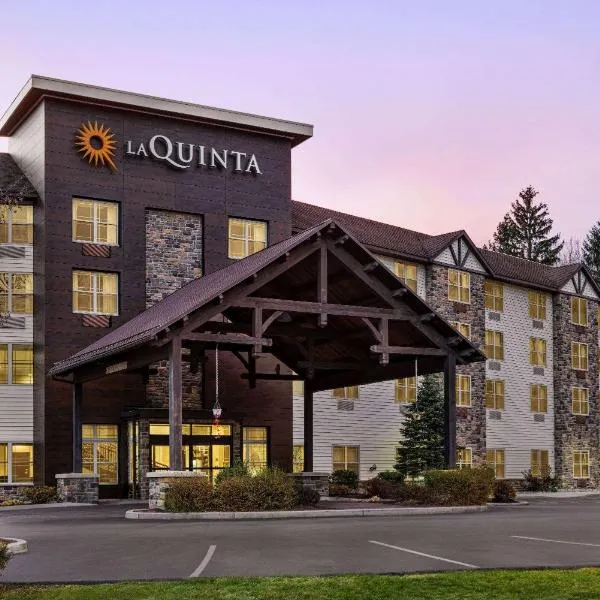 La Quinta Inn & Suites by Wyndham Lake George，位于昆斯伯里的酒店