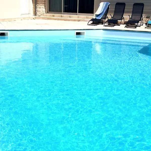 Gîte du Midi de Saint-Porchaire - Charmante maison de vacances avec piscine chauffée，位于Saint-Porchaire的酒店