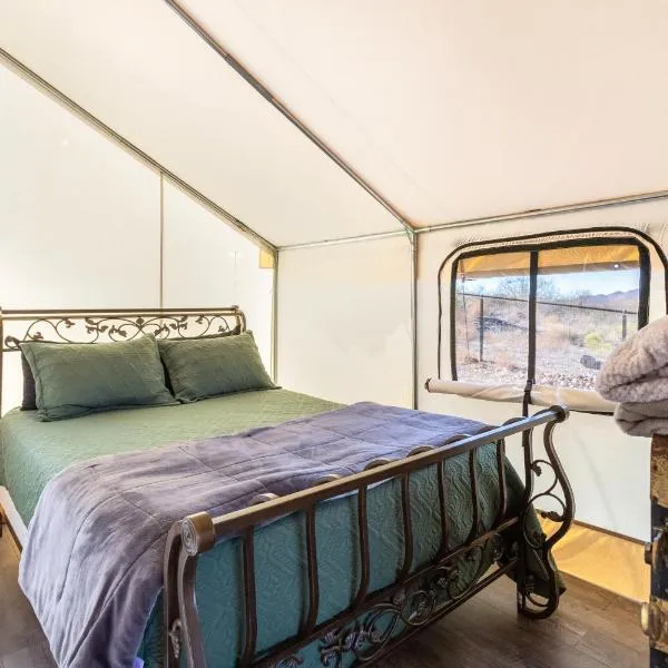 Silver Spur Homestead Luxury Glamping -The Tombstone，位于汤姆斯通的酒店