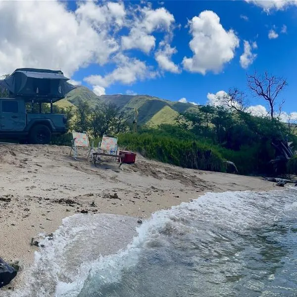 Embark on a journey through Maui with Aloha Glamp's jeep and rooftop tent allows you to discover diverse campgrounds, unveiling the island's beauty from unique perspectives each day，位于Haiku的酒店