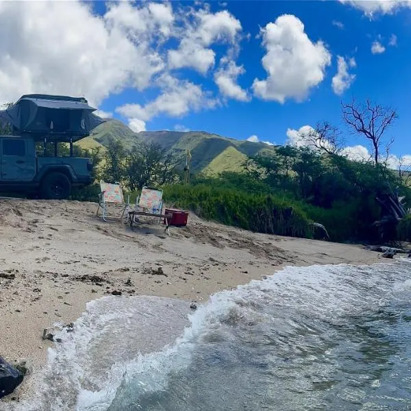 Embark on a journey through Maui with Aloha Glamp's jeep and rooftop tent allows you to discover diverse campgrounds, unveiling the island's beauty from unique perspectives each day，位于Huelo的酒店