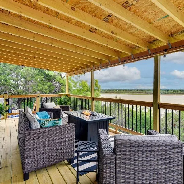 Waterfront Escape on Lake Granbury Deck and Patio!，位于格兰伯里的酒店