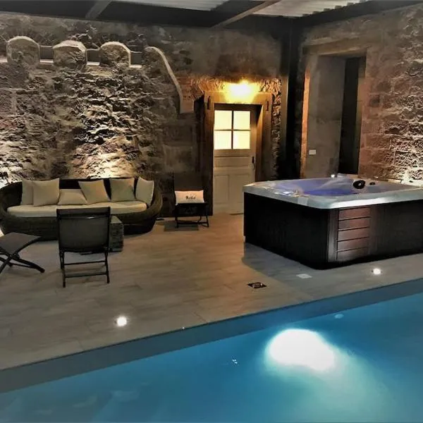 Gîte La Tour des Remparts Pool & Jacuzzi，位于萨维尔纳的酒店