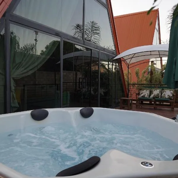 Chalés Alto Padrão com Jacuzzi no Centro de Bonito，位于博尼图的酒店