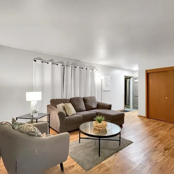 Family Friendly 3 Br 2 Bath Duplex Sleeps 9!，位于德梅因的酒店