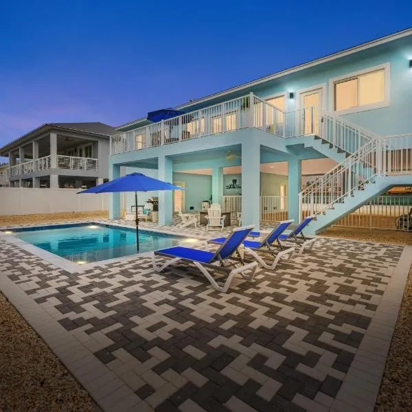 Blue Pearl New Waterfront Haven with Heated Pool ,70 Foot Dock, and More!，位于马拉松的酒店