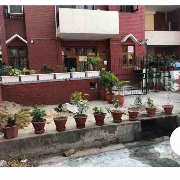 2 BDRM APARTMENT with Kitchen and AC, Parking，位于苏哈纳的酒店