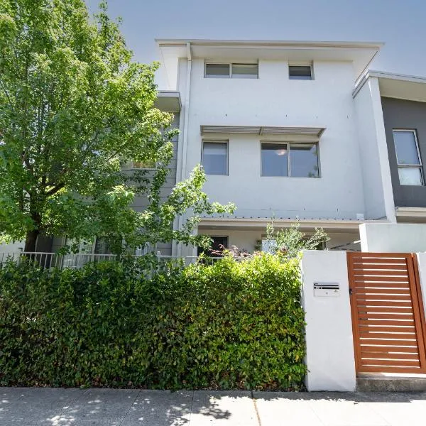 Stylish & Modern Townhouse in Canberra，位于Hall的酒店