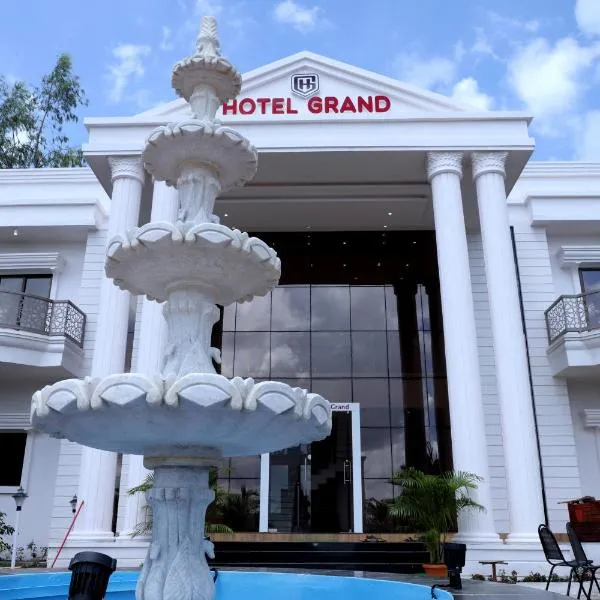 Hotel Grand，位于Hātnur的酒店