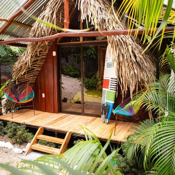 El Gato Rojas Surf Hostel，位于Playa hermosa的酒店