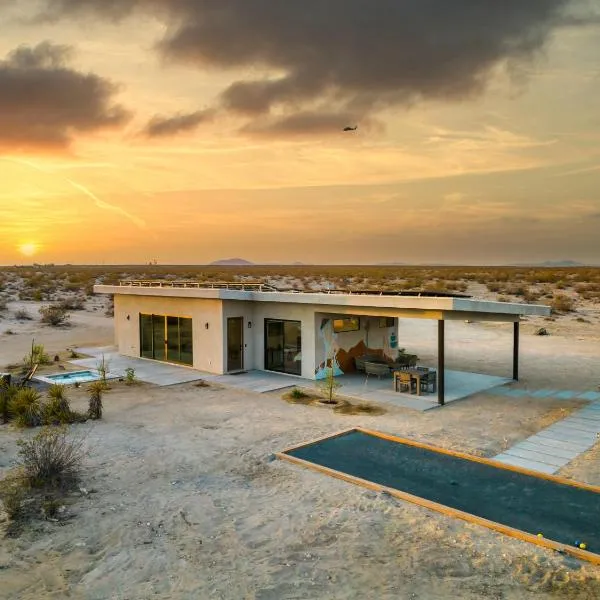 Starlit Dunes - Spa, pool table, bocce, table tennis & endless views，位于约书亚树的酒店