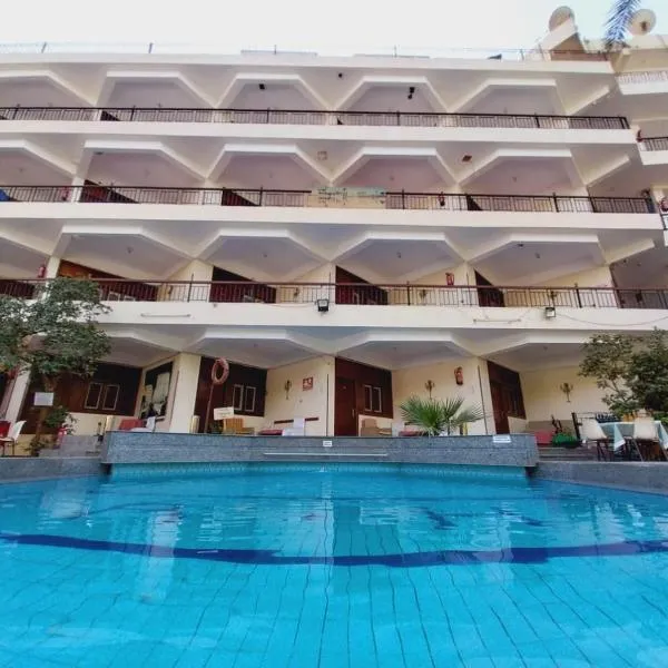 Rezeiky Hotel & Camp，位于卢克索的酒店