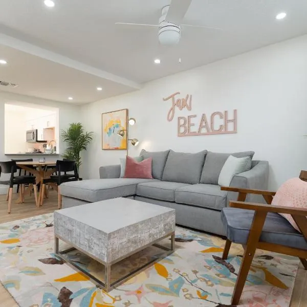 Be A Nomad Lovely 2br 1blk from the Ocean，位于杰克逊维尔海滩的酒店
