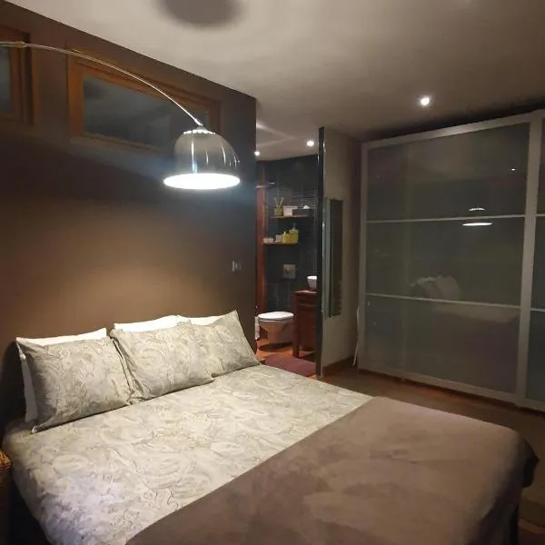 Chambre double accueillante avec douche privative，位于伊居利的酒店