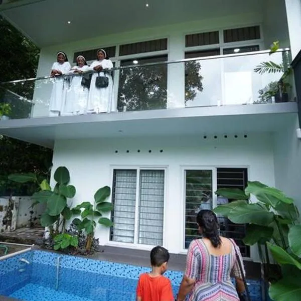 Ultra Modern Glass house with large Swimming pool and garden，位于戈德亚姆的酒店