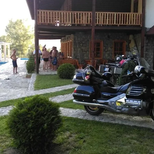 Etno Selo VRELO & CAMPING，位于Grahovo的酒店