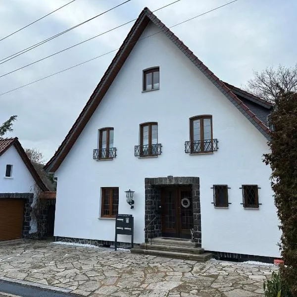 Schöne Ferienwohnung im Landhaus，位于Stadtlengsfeld的酒店