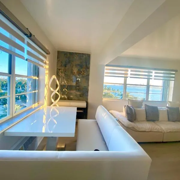 Panoramic luxurious waterfront one bedroom apartment with Miami skyline view Free parking 5min drive to Miami Beach，位于迈阿密海滩的酒店