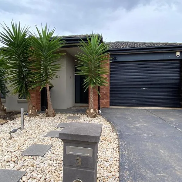4 Beds-Whole House-Colonus Street-Kurunjang-Less than 30 minutes from Melbourne international airport，位于梅尔顿的酒店
