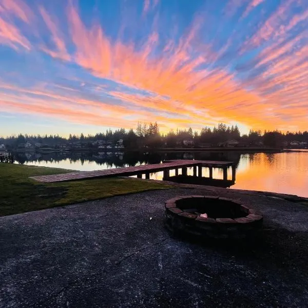 Lake Tapps Dock House on the Bankers Island，位于皮阿拉普的酒店