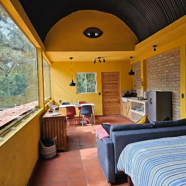 La Cabaña Negra al fondo del Bosque de Tepoztlán，位于迪坡斯特兰的酒店