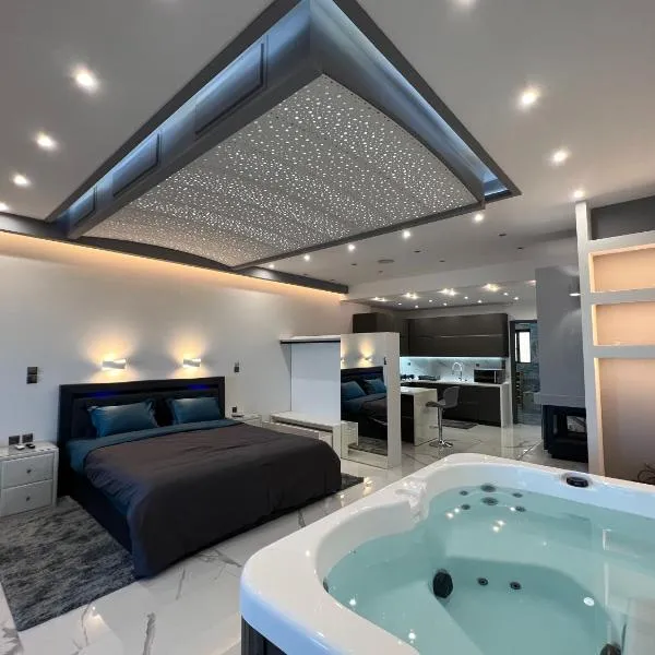 Seafront Luxury Suite with Jacuzzi & Sauna，位于莫奈姆瓦夏的酒店