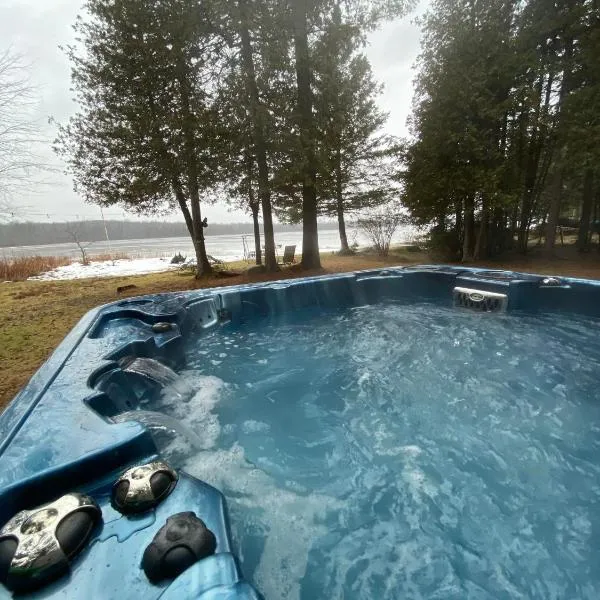 Lovely waterfront private cottage with hot tub in Kawartha Lakes，位于Head Lake的酒店