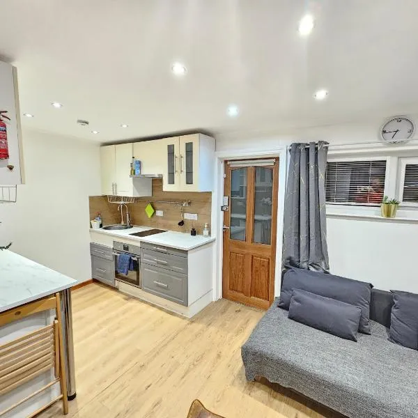 Studio apartment, TV, WiFi Kitchen Parking, Wembley Elizabeth Line，位于Northolt的酒店