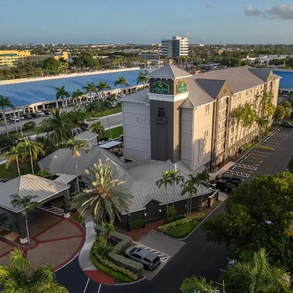 迈阿密机场西拉昆塔套房酒店，位于海里亚市的酒店