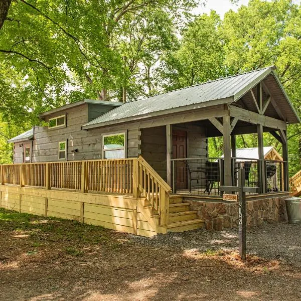 Maggie Cabin Enjoy Nature From A Forest Hot Tub，位于查塔努加的酒店