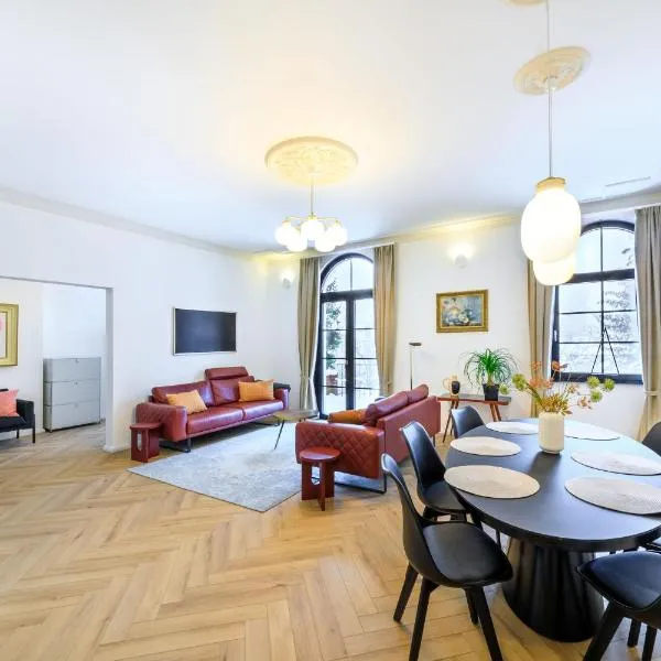 5 Sterne Ferienwohnung Schlossplatz - Sachsen Vogtland Erzgebirge 6 Personen 3 SZ Sauna Kamin，位于奥尔巴赫的酒店