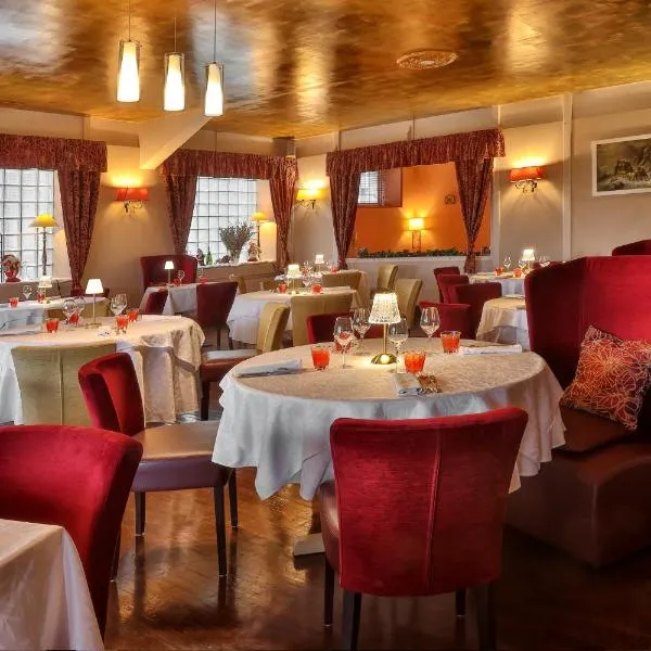 Logis Hôtel-Restaurant Les Voyageurs，位于La Coquille的酒店