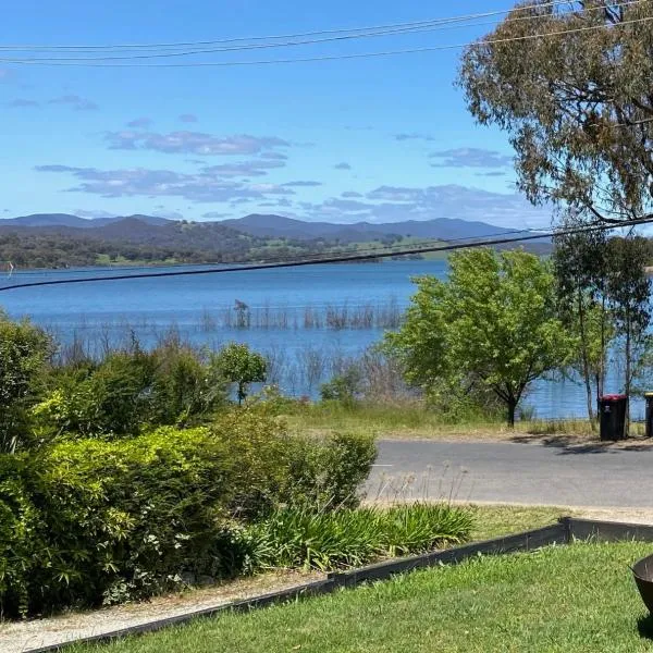 Relax in the spa with views opposite Lake Eildon，位于Goughs Bay的酒店