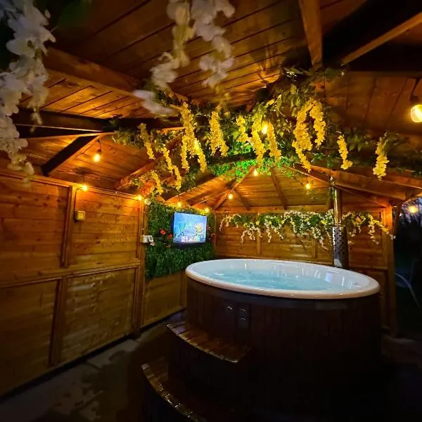 Dog Friendly Glamping Pods with Hot Tubs，位于Bodorgan的酒店